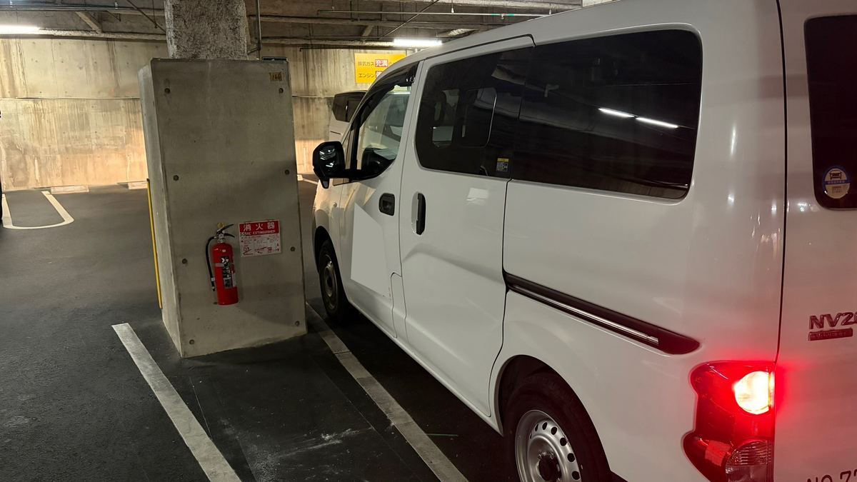 福岡・天神で実施した企業向け安全運転講習|ワンボックスカーの車両感覚指導の様子