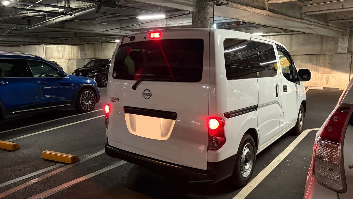 ワンボックスカーのバック駐車練習の様子｜内輪差を意識した駐車指導・企業向け安全運転講習