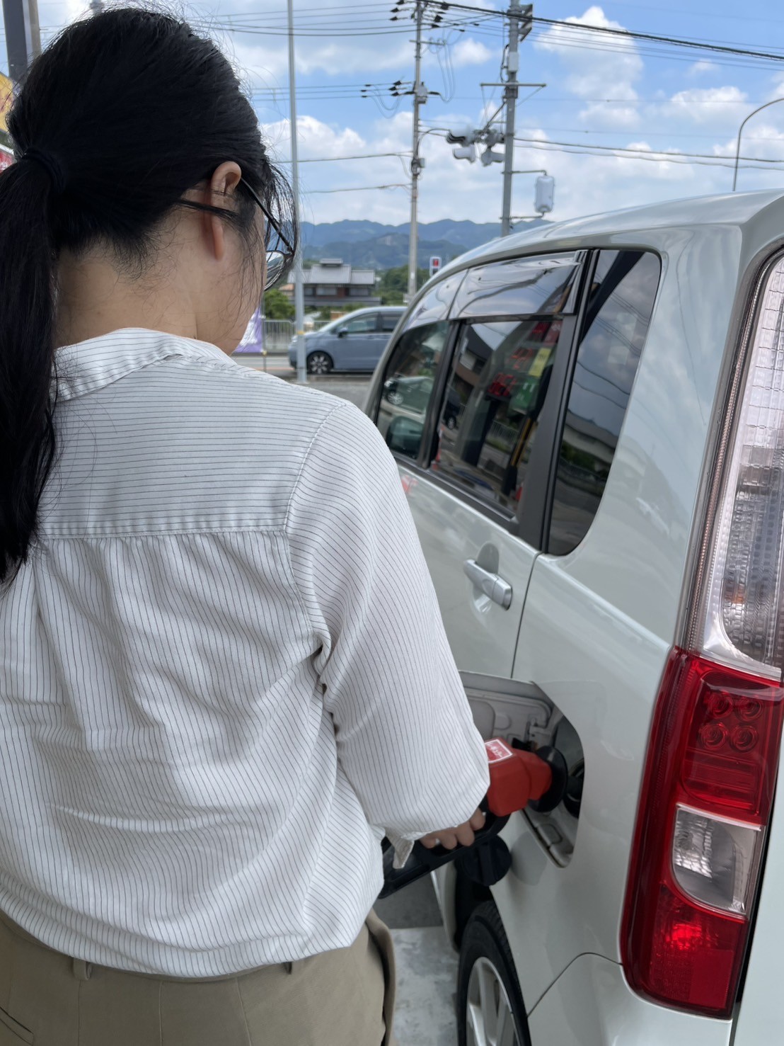 セルフガソリンスタンドで給油をする様子